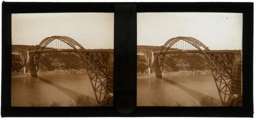 La Roche-Bernard. - Le pont suspendu en arc enjambant la Vilaine.